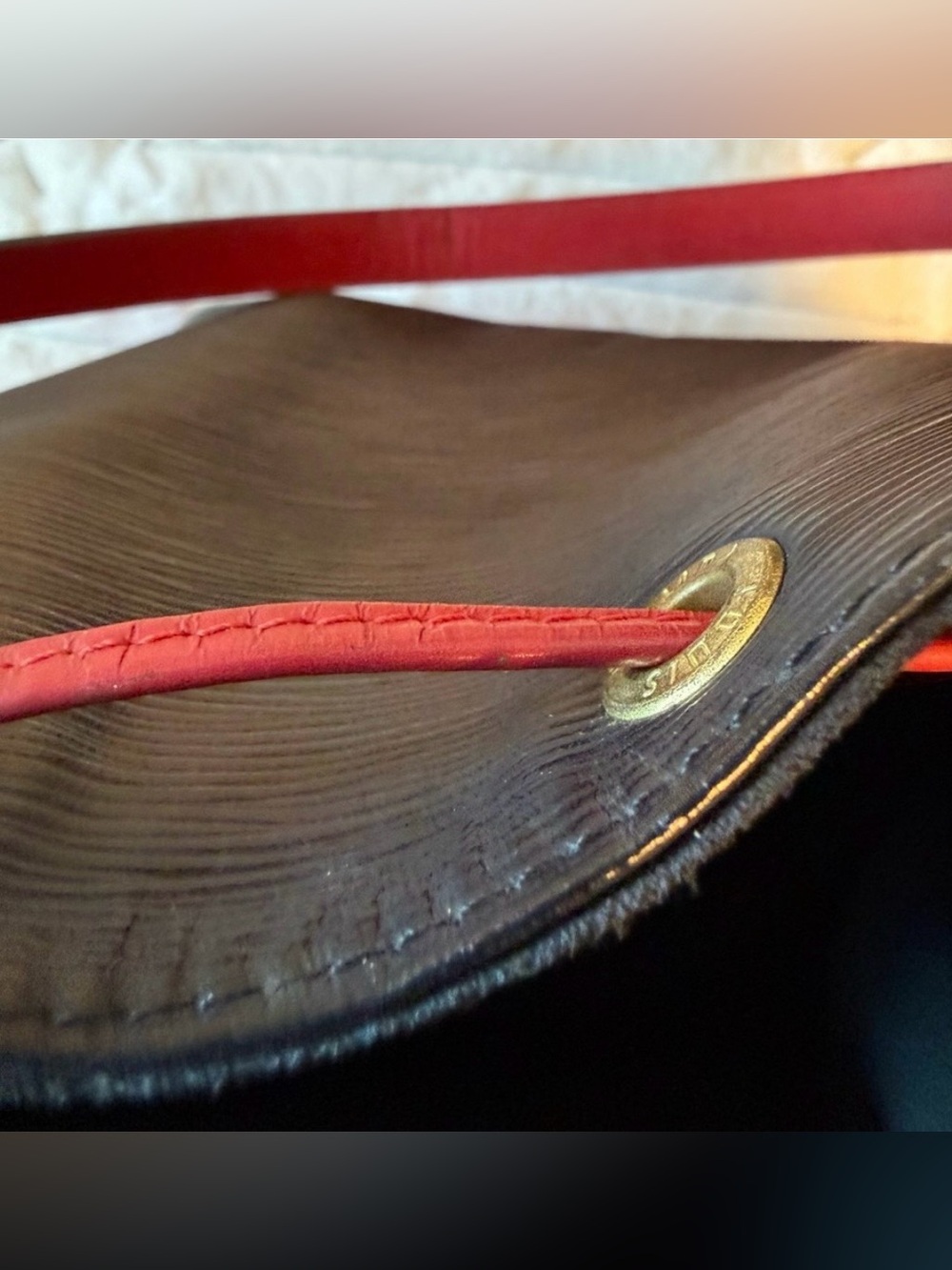 Authentic Louis Vuitton bucket-style shoulder bag Epi leather with red trim. - Picture 4 of 16